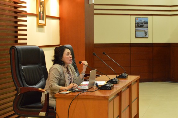 Kepala Bagian Kerjasama Antar Lembaga, Hardianawati memimpin rapat untuk membahas bahan revisi perka (foto: mia)