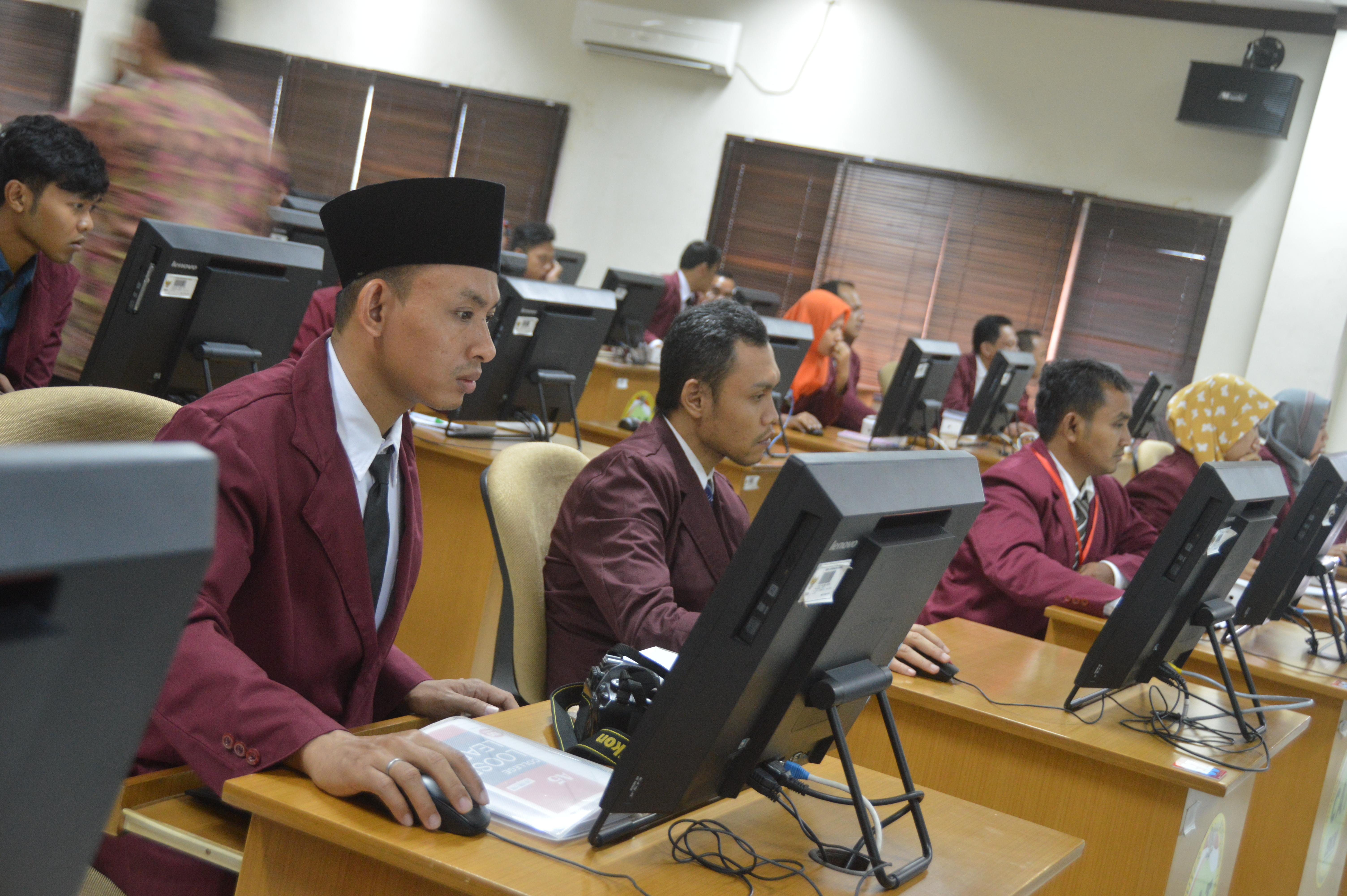 Mahasiswa Universitas Surakarta “Uji” Transparansi Seleksi