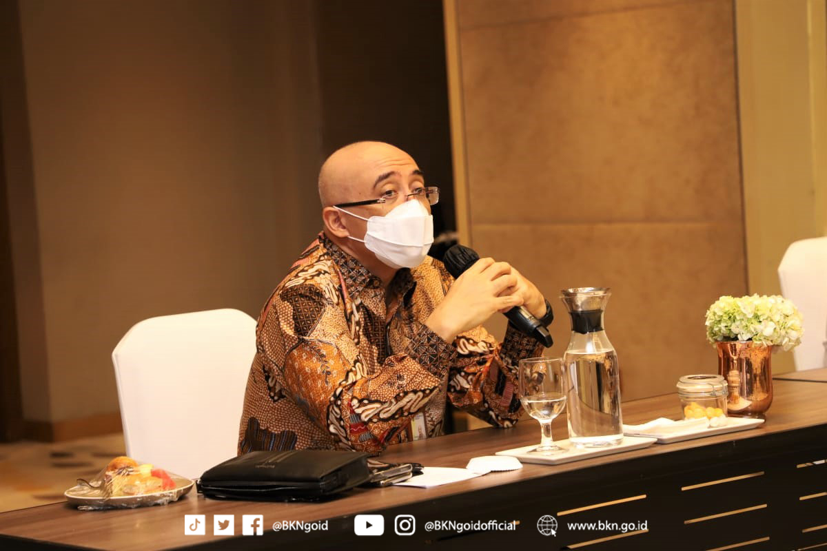 Keksa va yalangoch ayollarning fotosuratlari