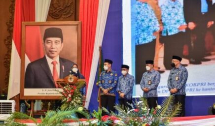 Sekjen Dewan Pengurus Nasional Korpri Serahkan Anugerah Korpri Award Kepada 37 Duta Korpri